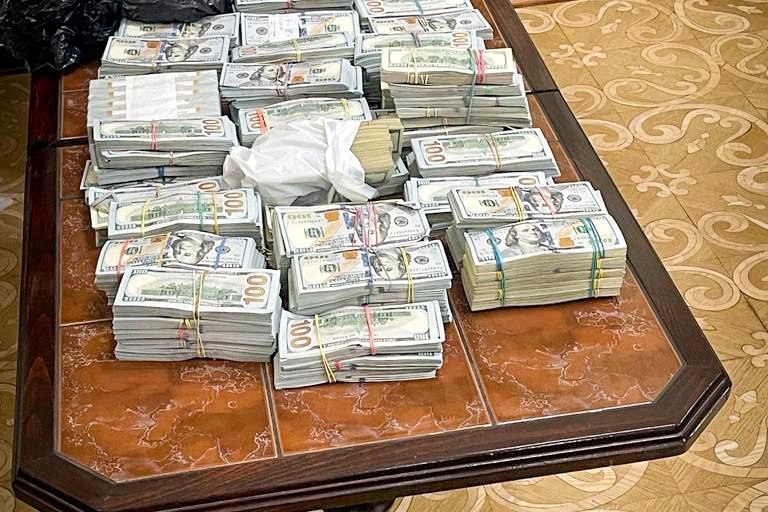 一张桌子，上面放着一叠钱。