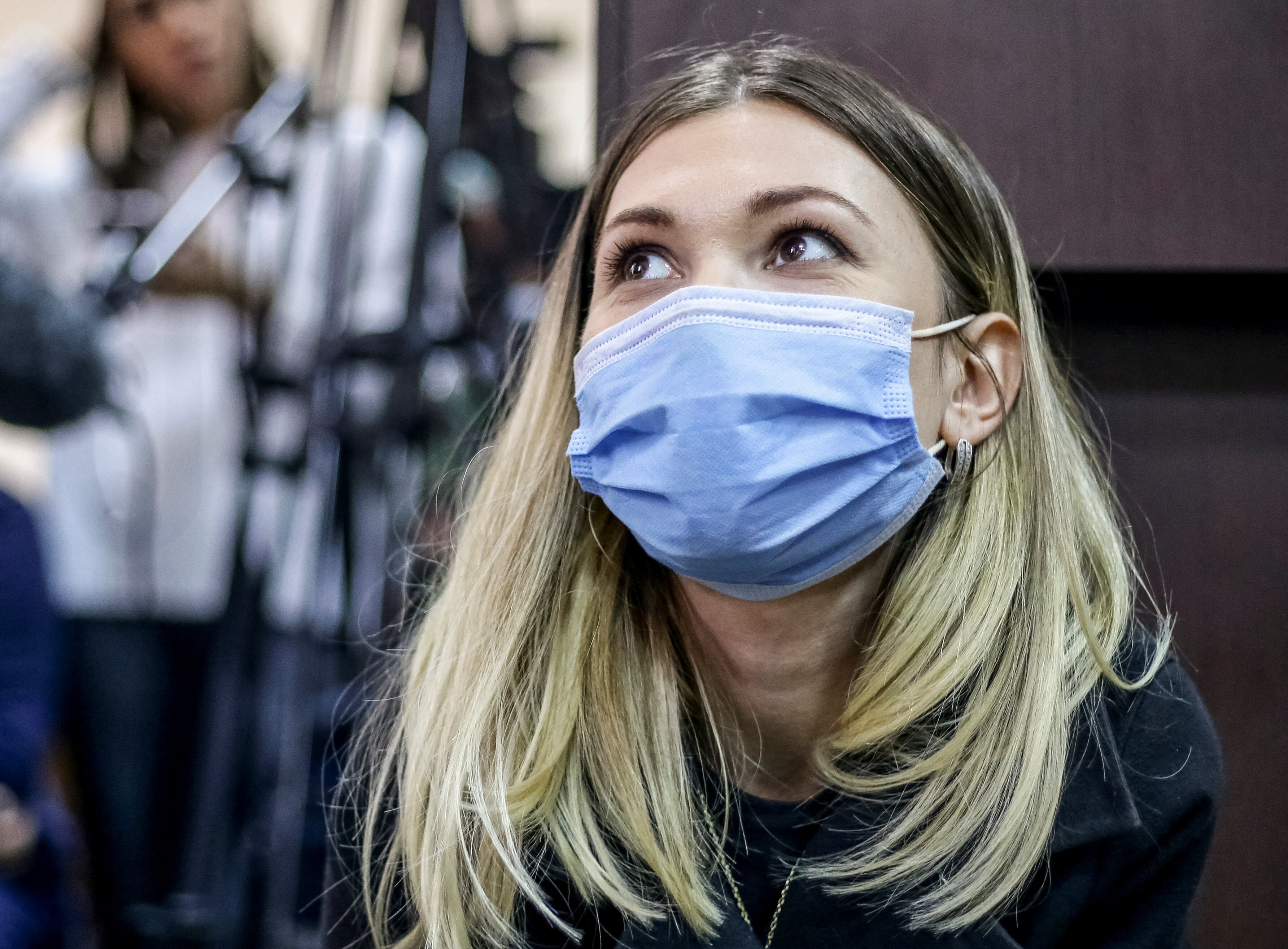 Viktoria Roshchyna participa de audiência em Kyiv. Ele usa uma máscara.