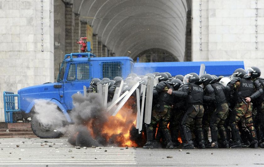 Катастрофа под смоленском ту-154. Катастрофа под смоленском ту-154. Катастрофа польского ту-154 под смоленском. Революция 2010 года бишкеке. Смоленск.