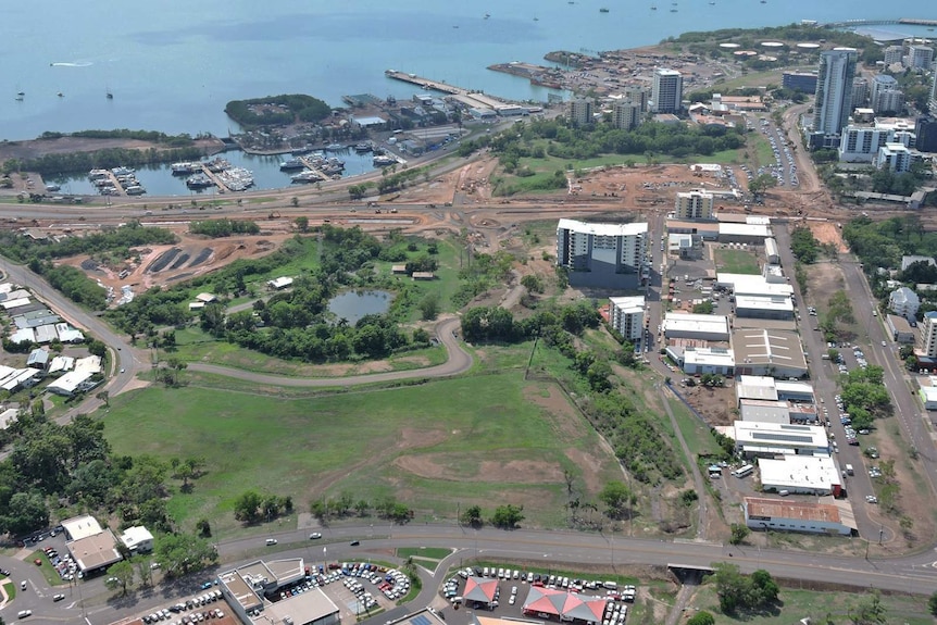 An aerial photo of One Mile Dam, the Garramilla Boulevard construction and Darwins' CBD.
