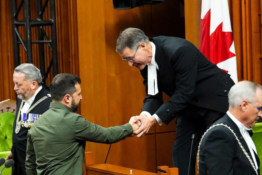 캐나다 의회에서 앤서니 로타(Anthony Rota)가 볼로디미르 젤렌스키(Volodymyr Zelensky)와 악수하고 있습니다. 