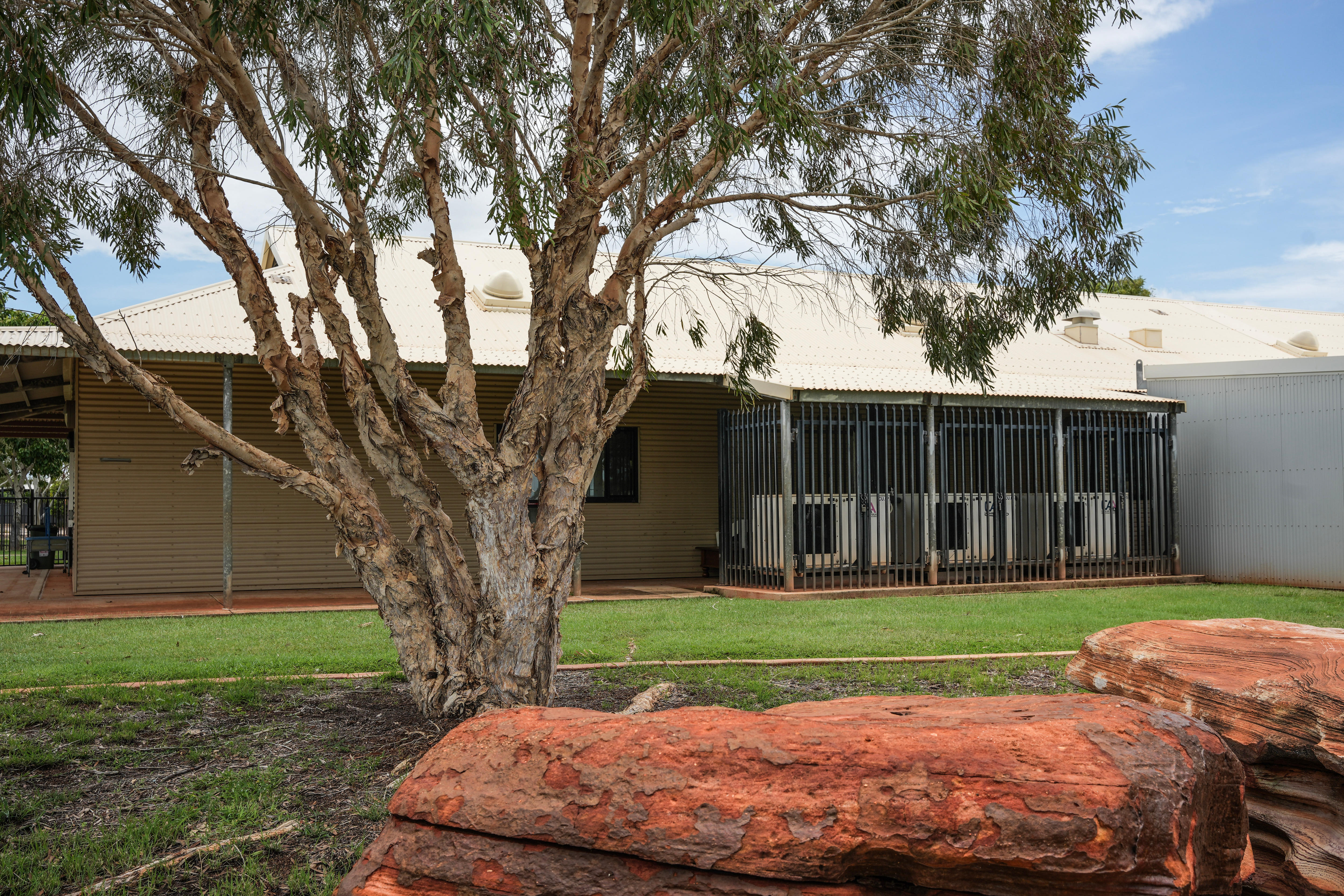 un patio de escuela con aire acondicionado 