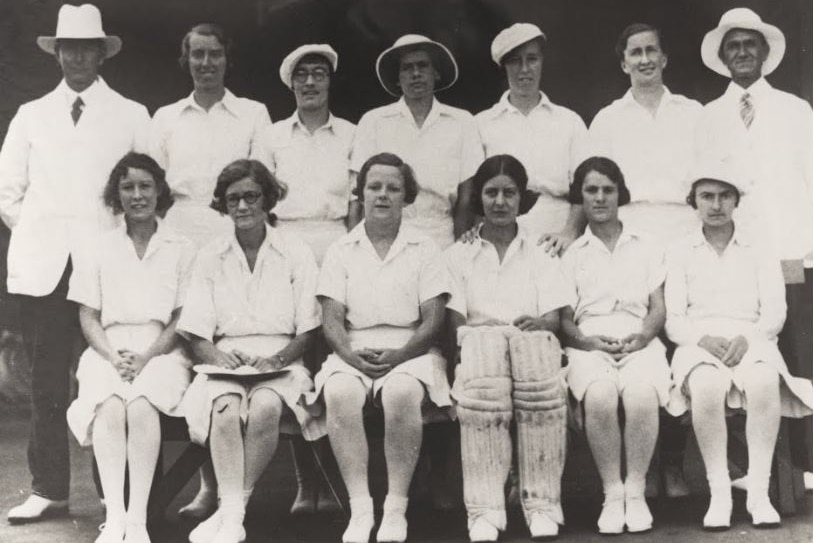 A black and white photo of the 1934/35 Australian Women's cricket team.