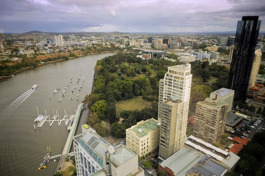 High-rise photo of City Botanic Gardens, Kangaroo Point cliffs, city buildings and river in Brisbane.