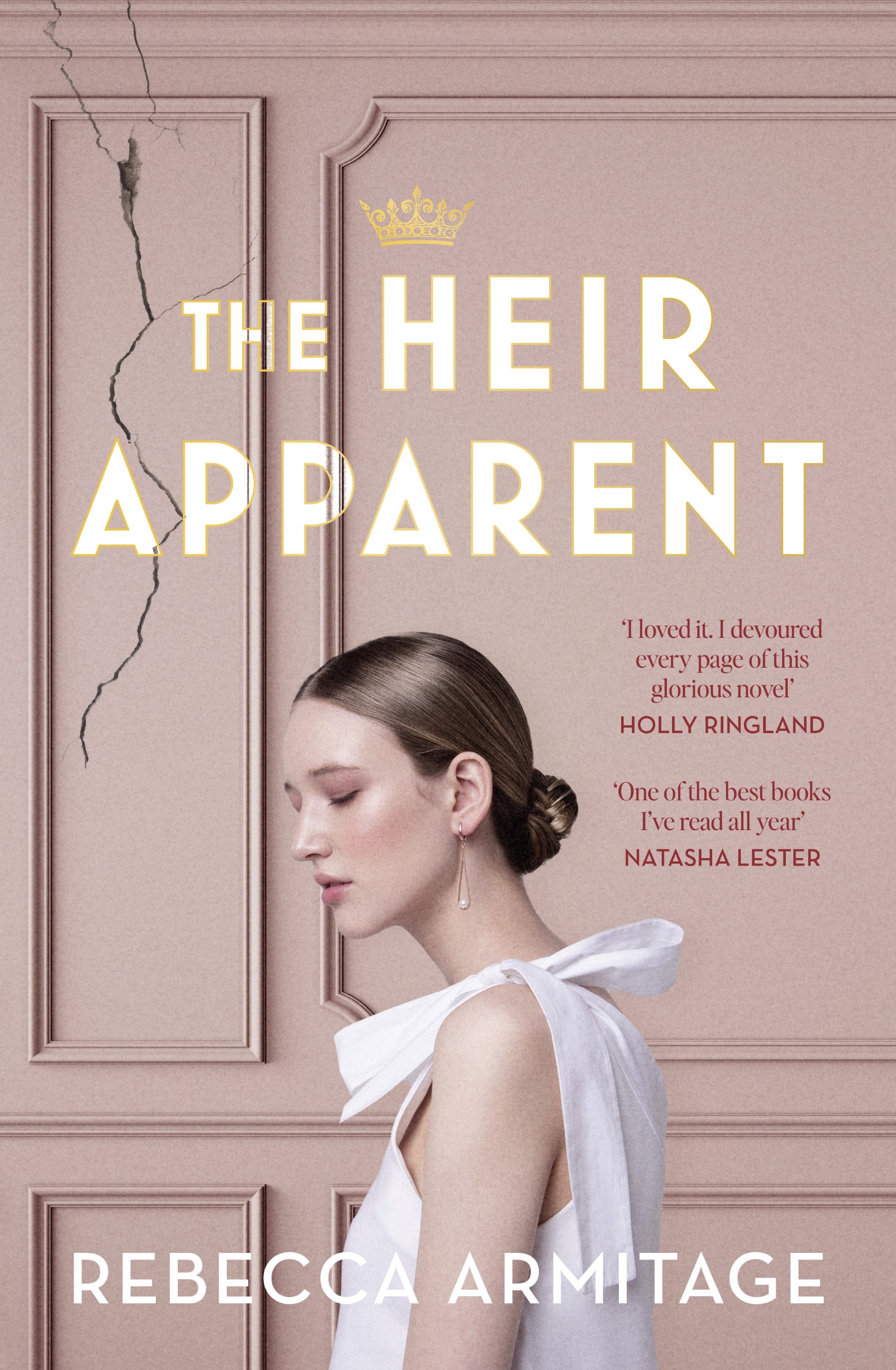 Portada de The Heir Apparent de Rebecca Armitage; Una mujer joven y elegante mira hacia abajo y se para frente a una pared agrietada.