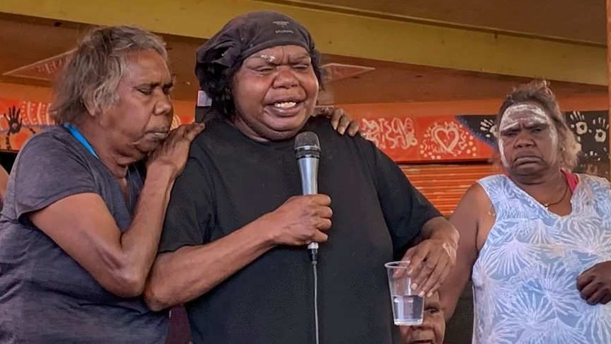 Leanne Oldfield addresses the Yuendumu community