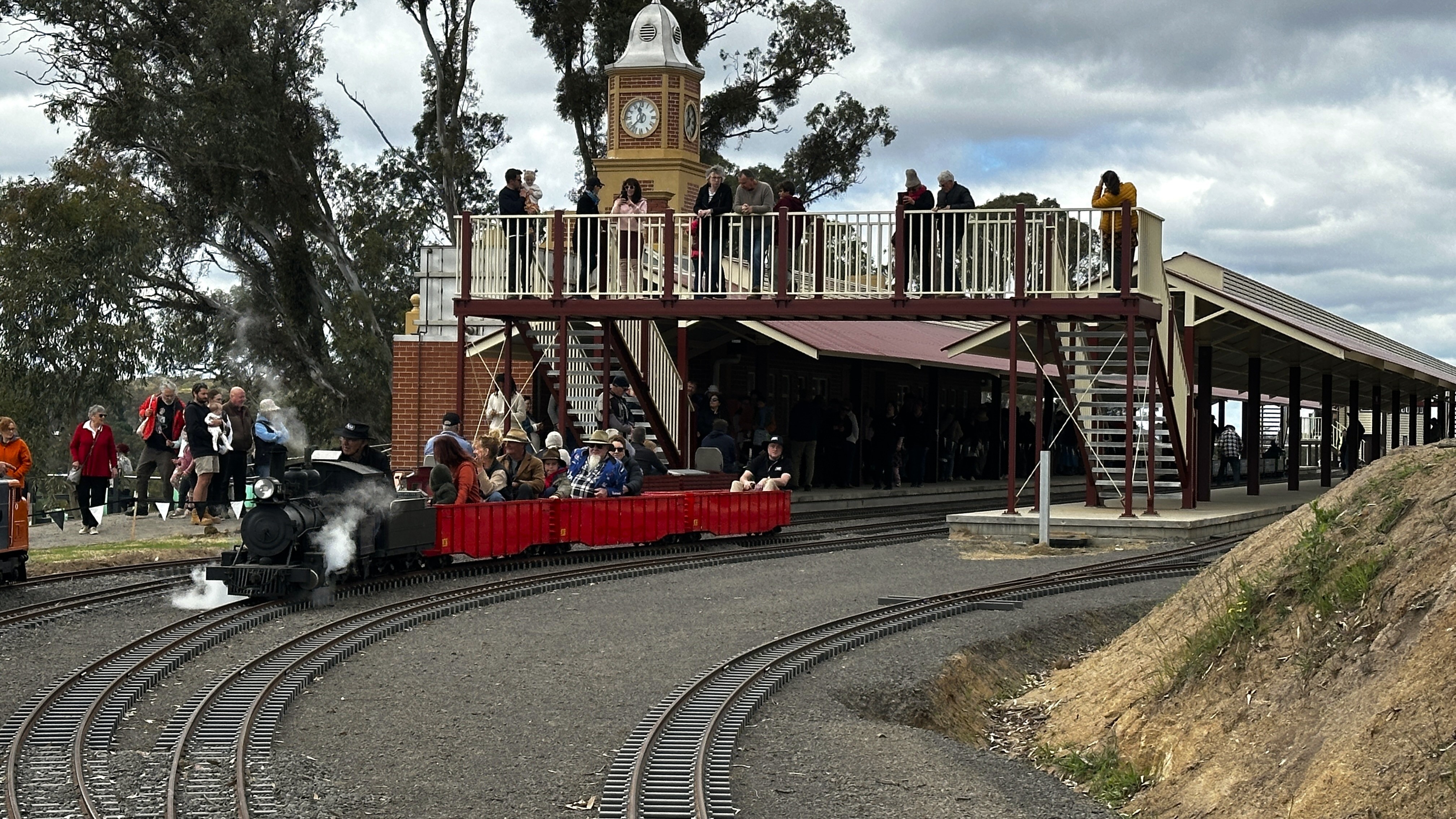 Victorian hobby club opens 'Australia's biggest' miniature railway