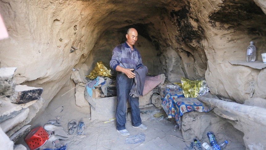 Zhu Keming in his cave