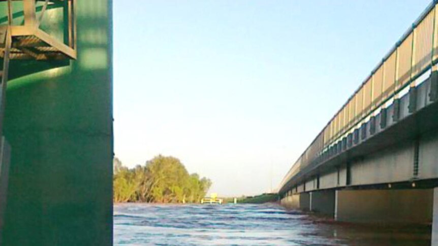 A marker at Nine Mile Bridge over the Gascoyne River, showing water levels at around 6 metres