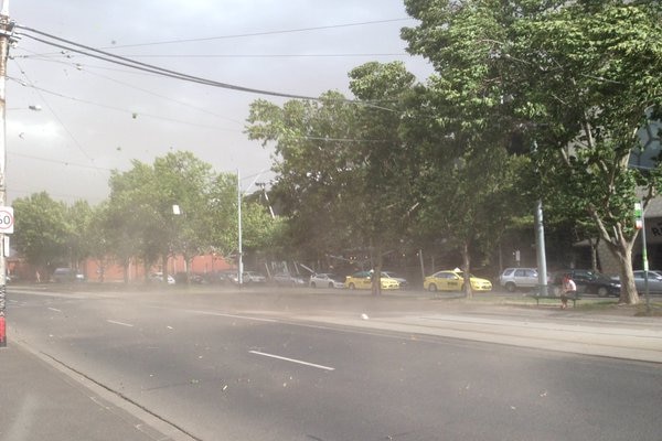Strong dusty winds sweep through Melbourne
