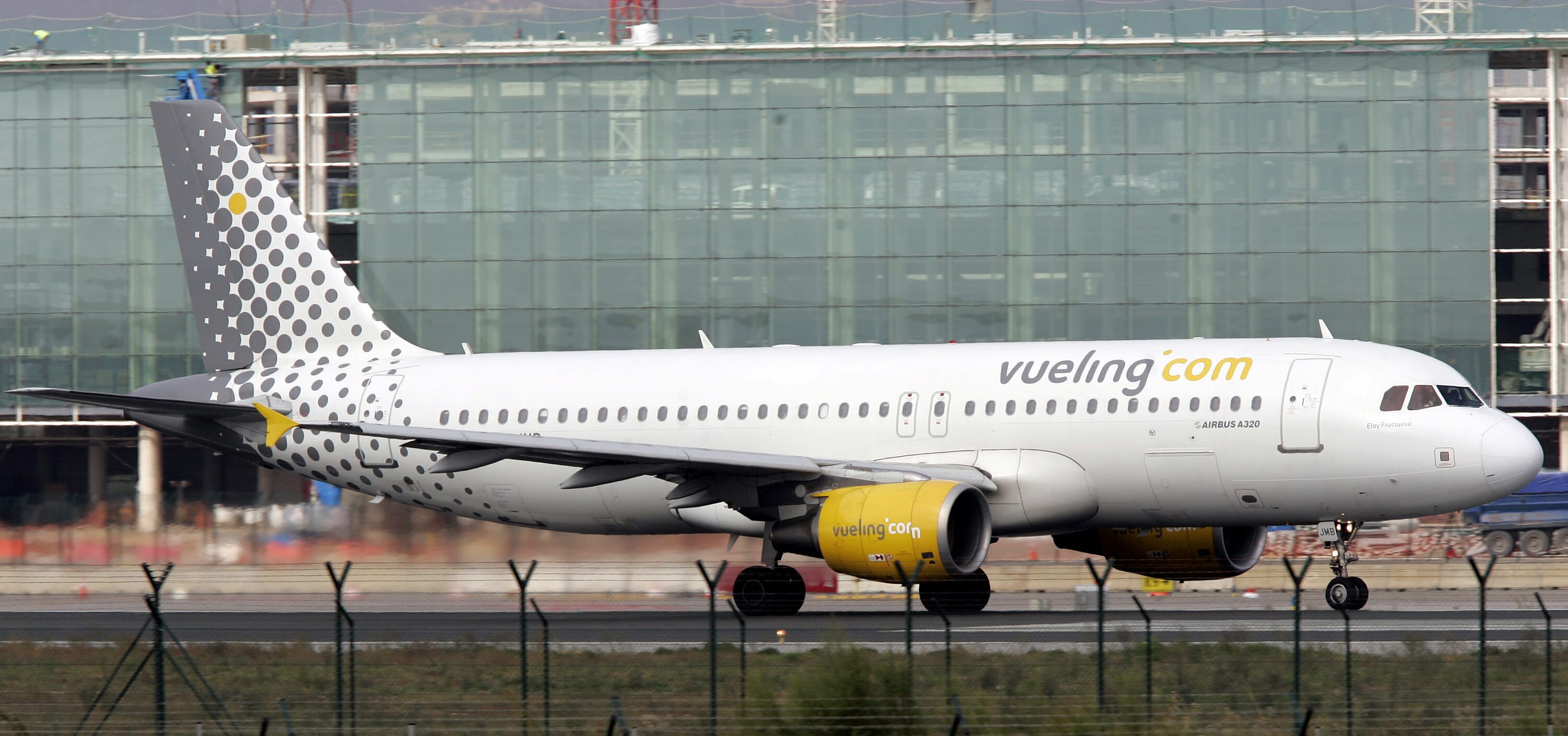 Why are airlines reluctant to cancel flights? - ABC listen