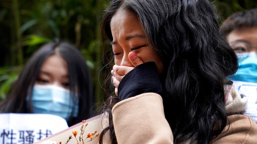 Zhou Xiaoxuan said she “felt complicated” to see so many supporters waiting.