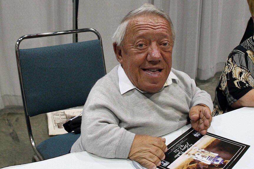 Star Wars actor Kenny Baker signs autographs during the opening day of "Star Wars Celebration IV" in Los Angeles, May 2007.