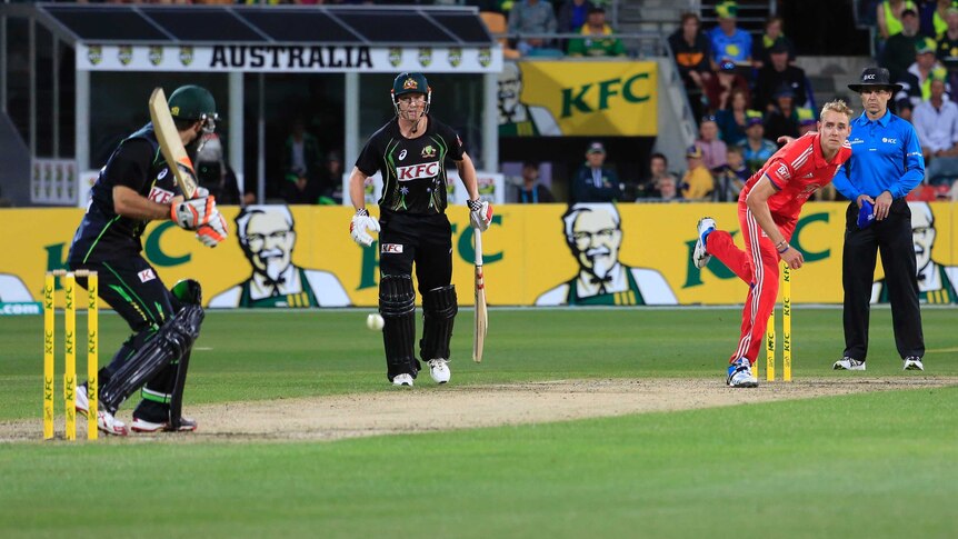 Broad bowls in first Twenty20 against Australia