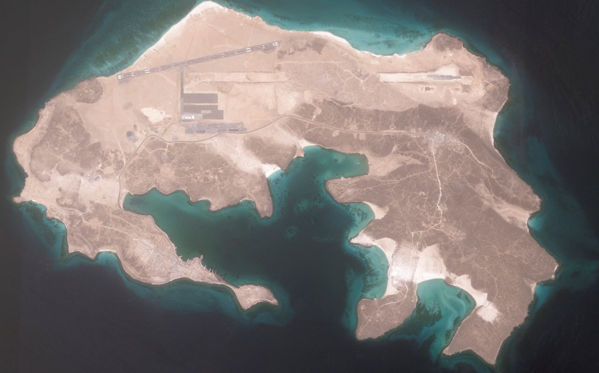 曼德海峡佩里姆岛的卫星视图。