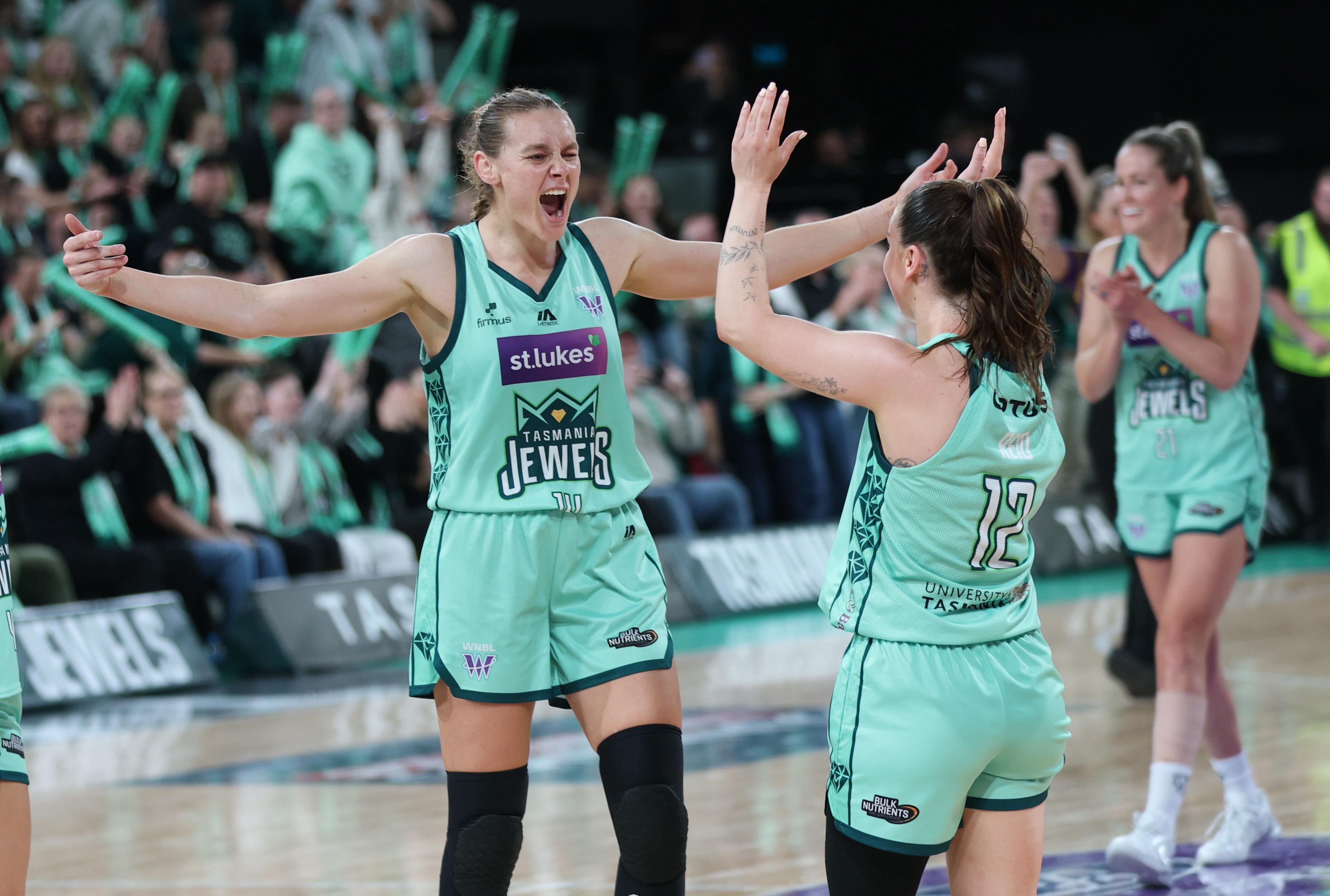 Tasmania's Jewels enter WNBL with debut win over Geelong