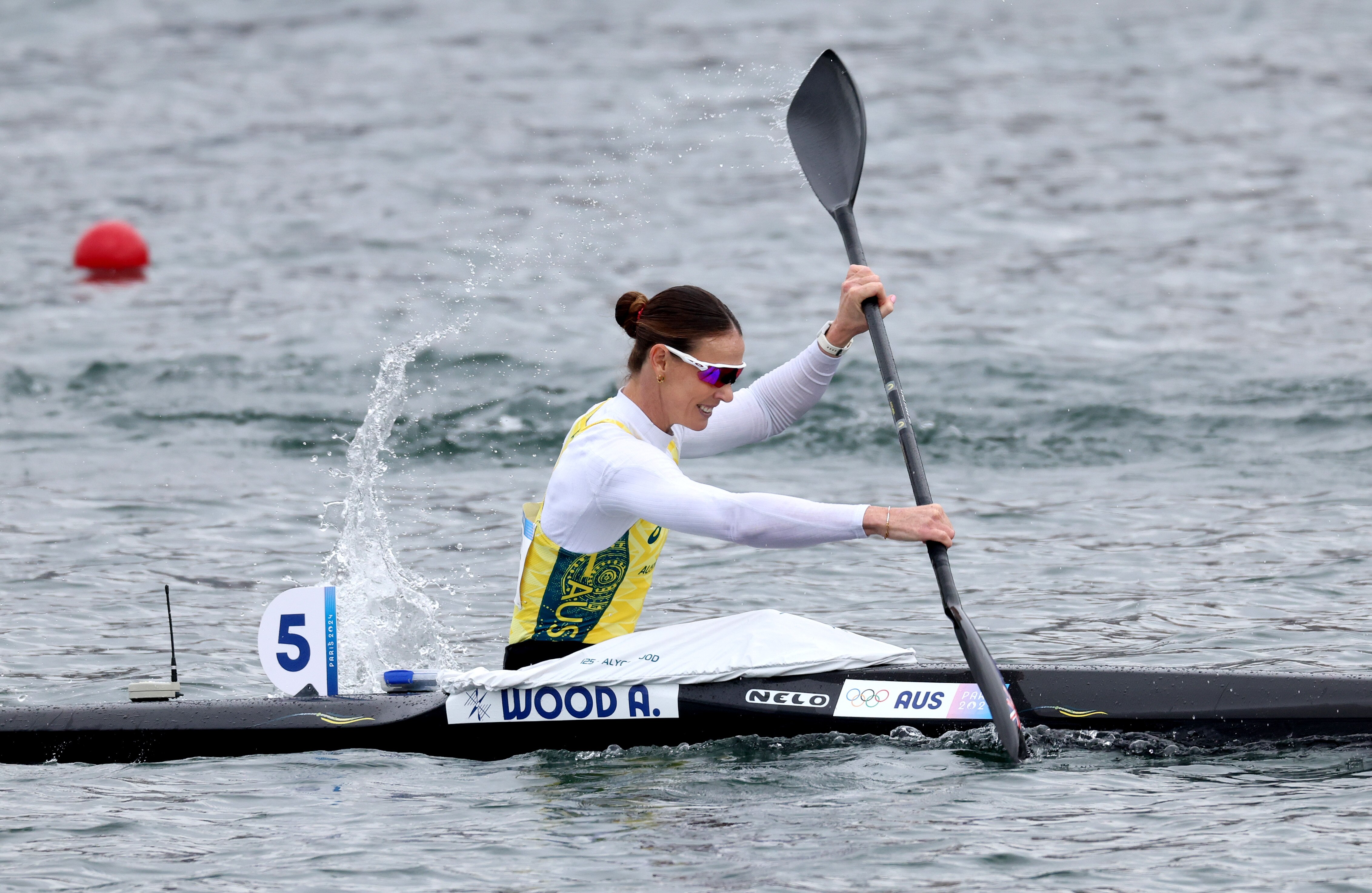 La kayakista olímpica australiana Alyce Wood rema durante una carrera olímpica.
