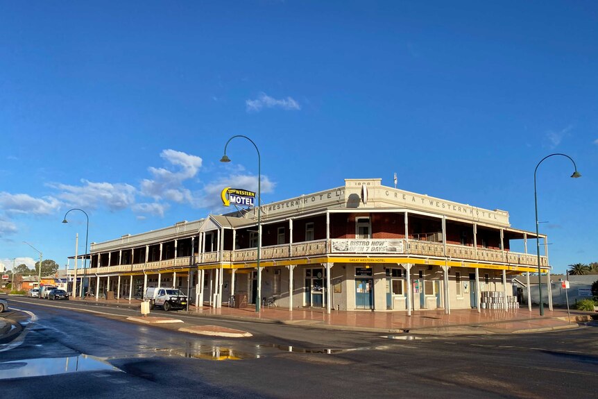 Cobar's double storey Great Western Hotel with a very long balcony