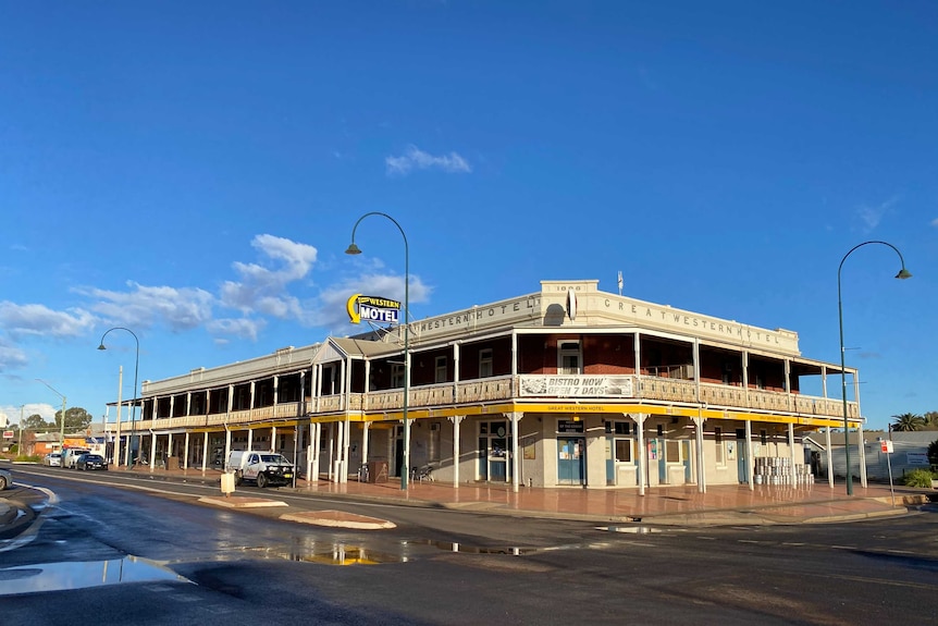 Cobar's double storey Great Western Hotel with a very long balcony