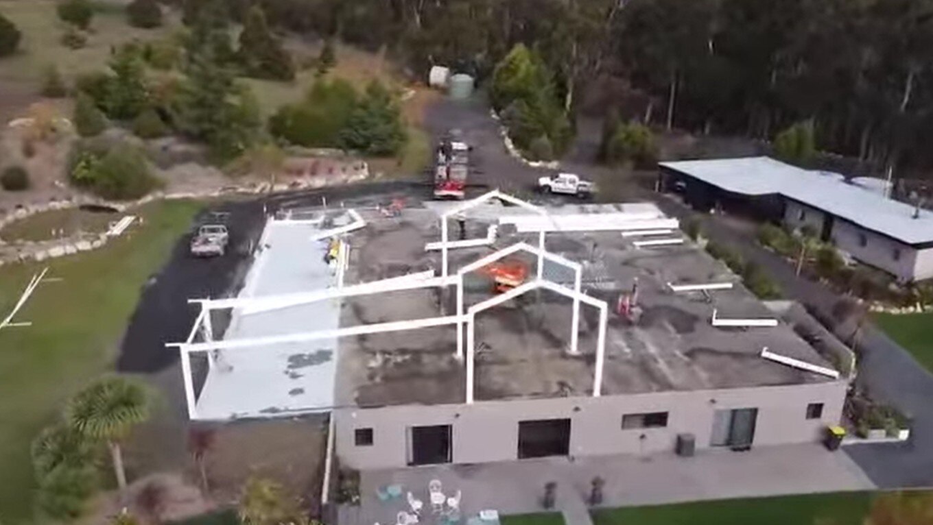 um prédio em construção