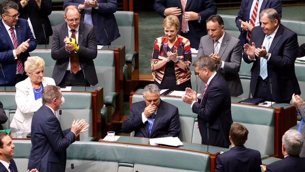 Joe Hockey is applauded after valedictory speech