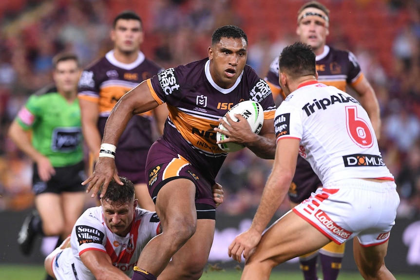 Tevita Pangai Junior takes on the Dragons defence