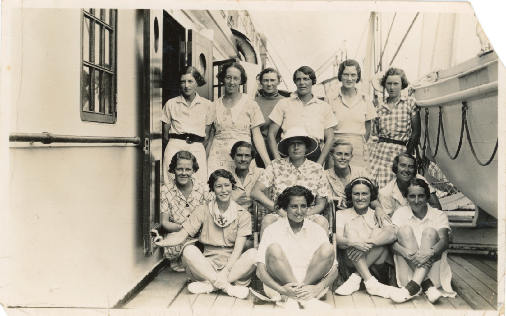 Um grupo de mulheres posa no convés de um navio