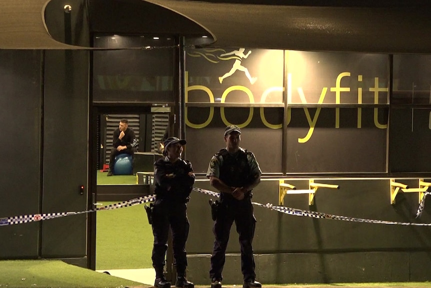 police à l'extérieur d'un bâtiment