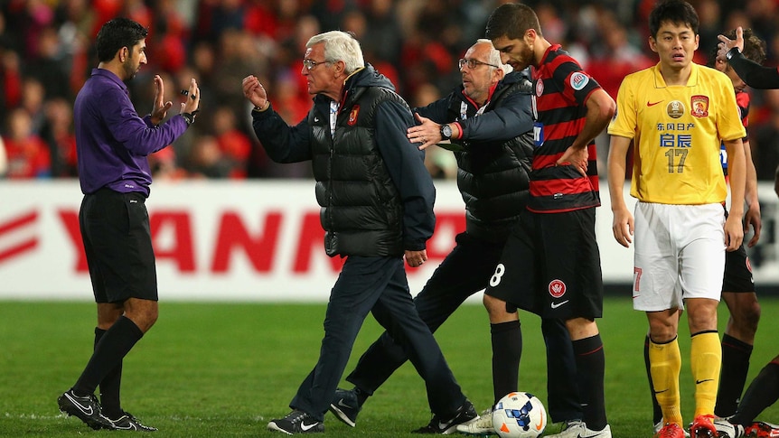 Guangzhou Evergrande coach Marcello Lippi confonts the referee in match against Western Sydney.
