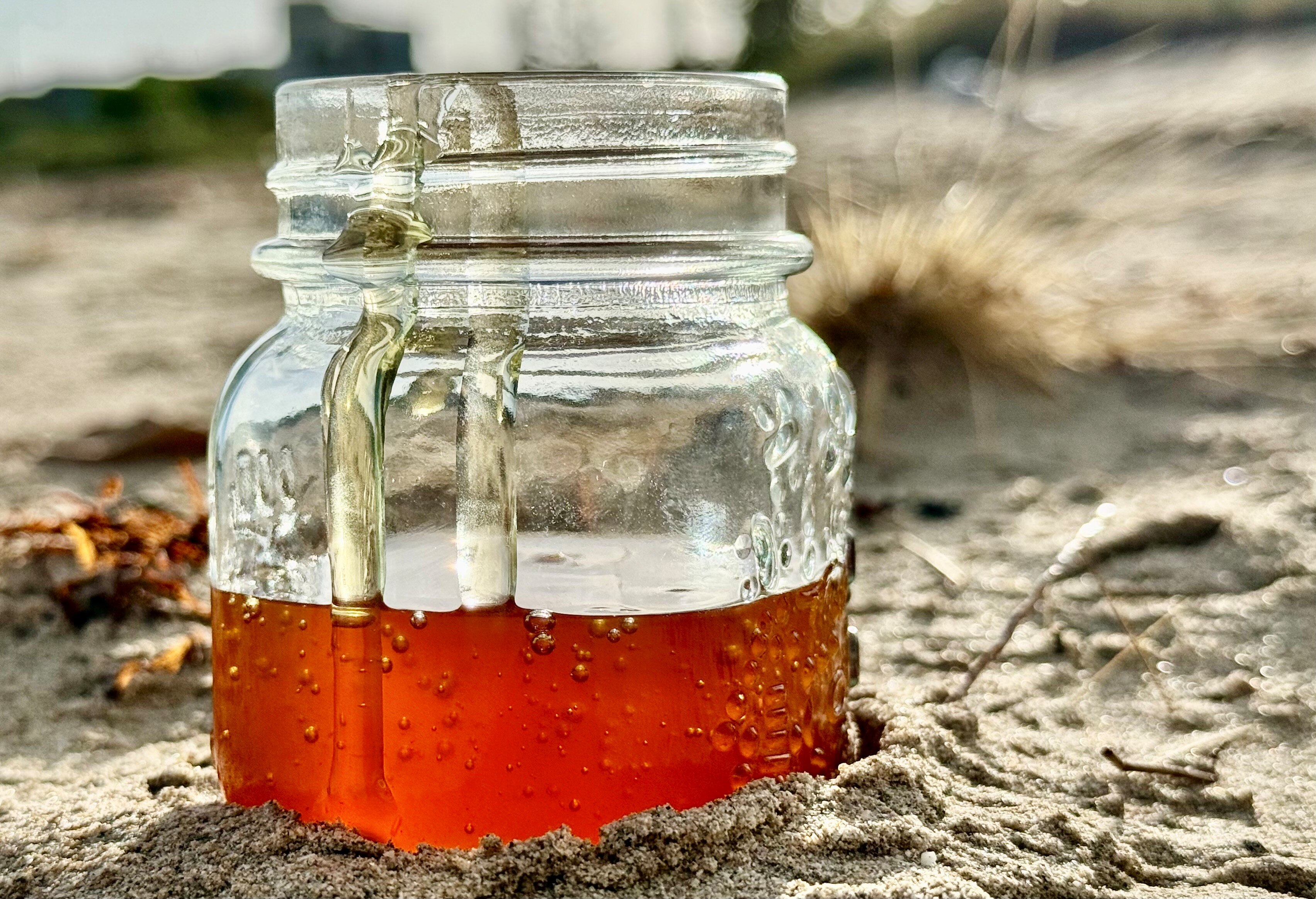 un tarro de miel en la playa