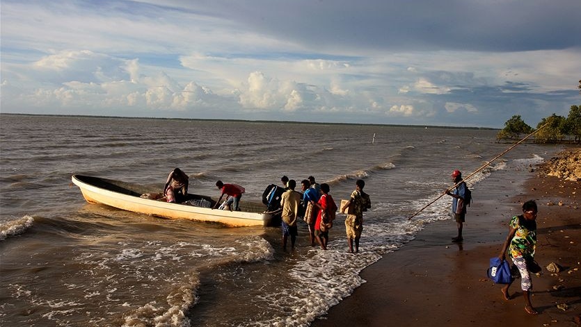 Papua New Guinean traders get ready to leave Sabai Island