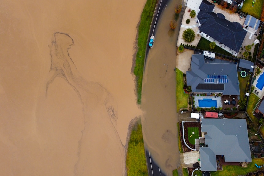 FLoodwaters over road in Traralgon, threatening homes