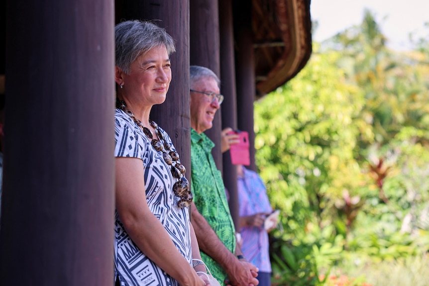 La ministra de Relaciones Exteriores de Australia, Penny Wong, asiste a una tradicional bienvenida en Samoa