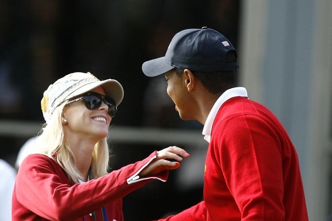 Tiger Woods hugs his wife Elin Nordegren