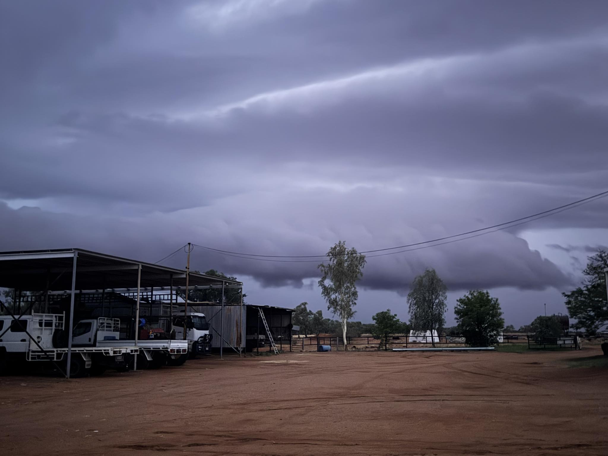 Nuvens de tempestade sobre um ambiente rural 
