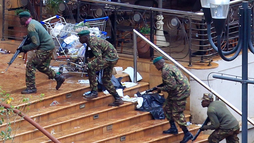 Kenyan troops take positions at Nairobi mall