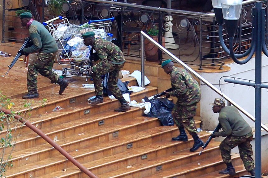 Kenyan troops take positions at Nairobi mall