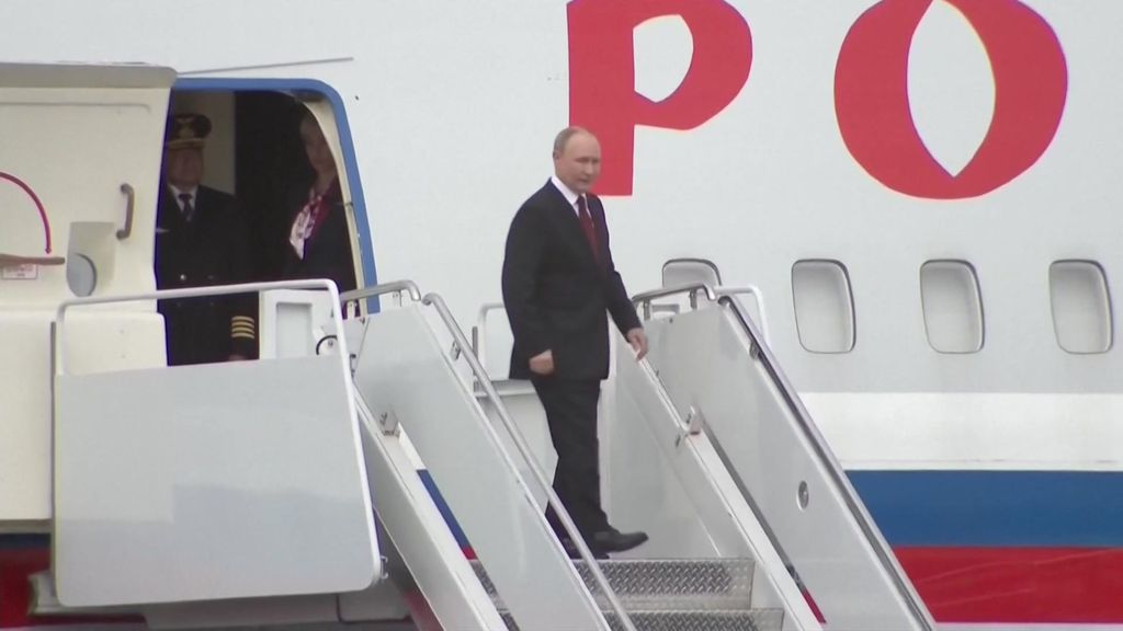 Vladimir Putin boards plane back to Moscow - ABC News