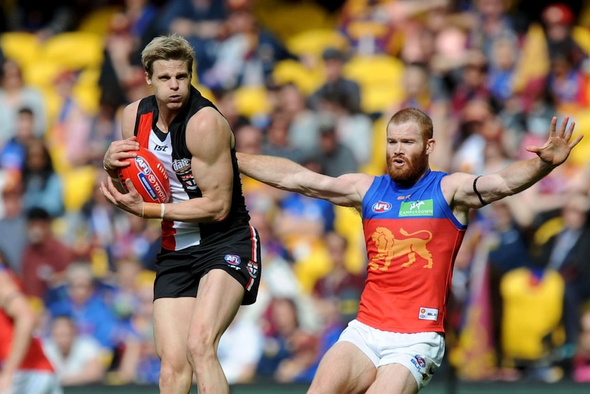 Nick Riewoldt marks in front of Daniel Merrett