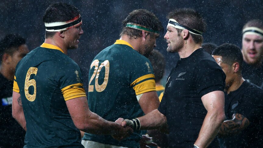 Francois Louw shakes hands with Richie McCaw