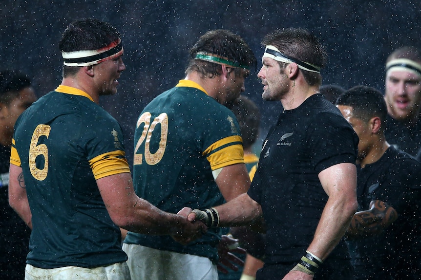 Francois Louw shakes hands with Richie McCaw