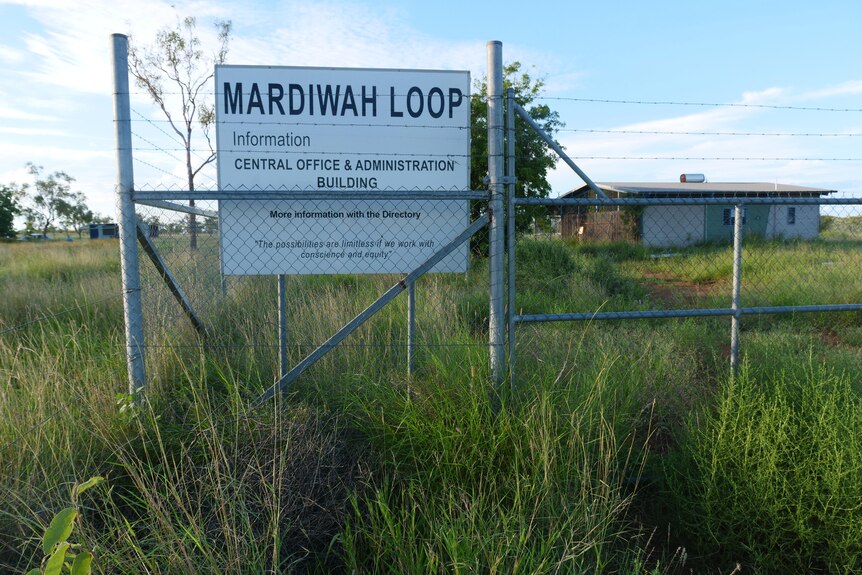 a Mardiwah Loop sign outside an administration building