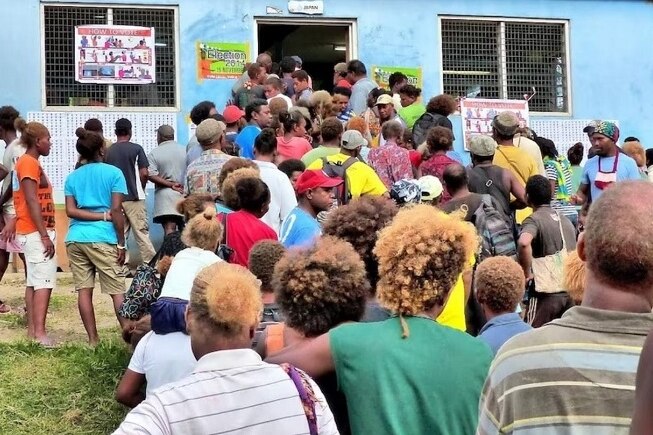 Ol pipol ilain ap long vout long Honiara (Supplied: Tony Bransby)