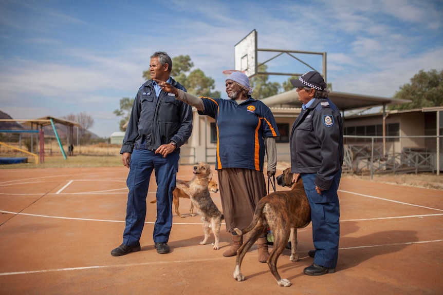 Warakurna police officers Wendy Kelly and Revis Ryder chat with local elder Daisy Ward.