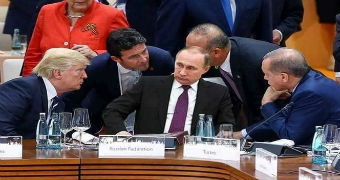 A fake photo of Putin surrounded by Trump and other leaders.
