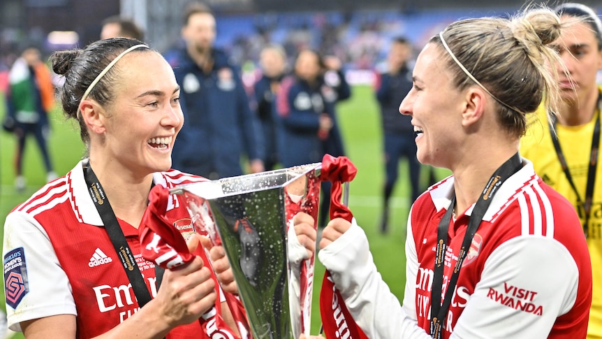 Le duo Matildas d’Arsenal Steph Catley et Caitlin Foord battent Chelsea de Sam Kerr en finale de la Coupe de la Ligue féminine