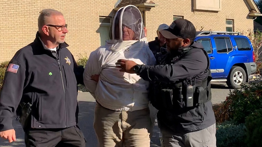 Une Américaine lâche une ruche d’abeilles sur des policiers lors de l’expulsion d’un ami