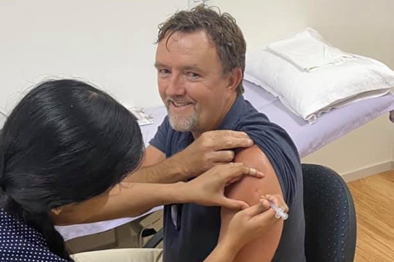 Simon Stahl receives a COVID-19 vaccination.