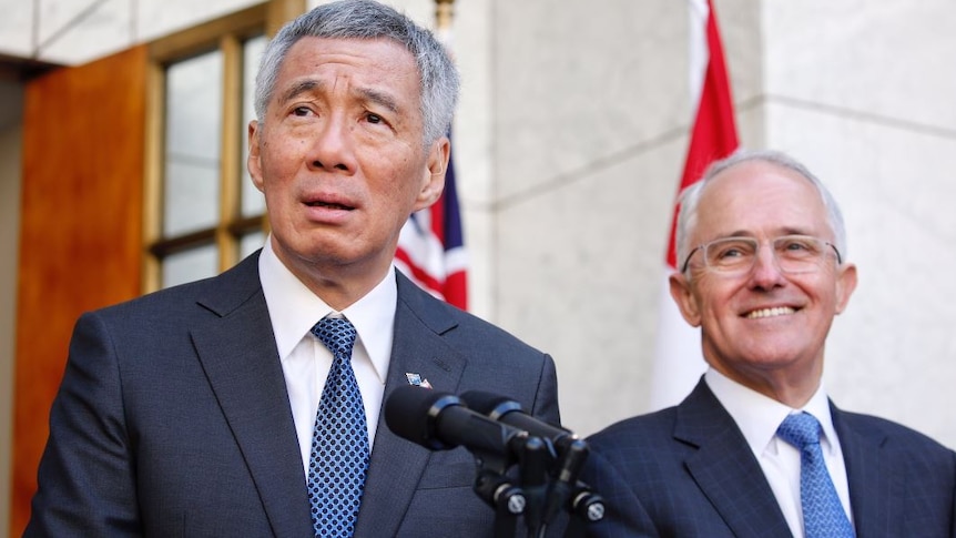 Lee Hsien Loong stands next to Malcolm Turnbull