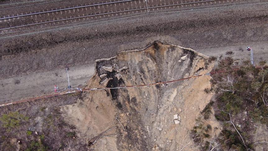 Perturbations du fret au-dessus de Blue Mountains, NSW, car le glissement de terrain devrait prendre des semaines à être réparé